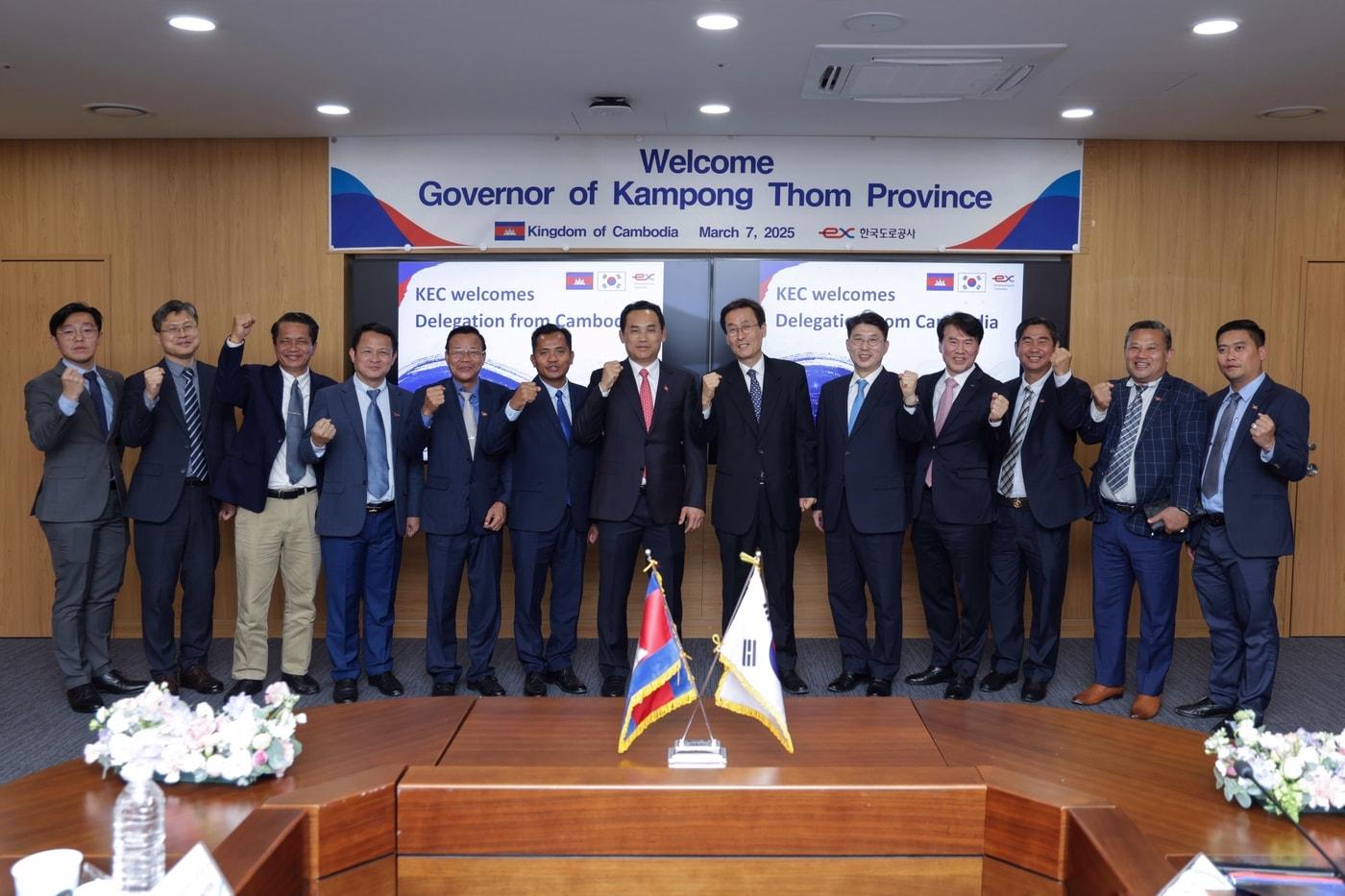 본문 이미지 -  함진규 한국도로공사 사장(왼쪽에서 여덟 번째)과 누온 파랏 캄보디아 캄퐁톰 주지사가 '도로·교통 인프라 프로젝트 상호 협력방안' 논의 후 관계자들과 기념 사진을 찍고 있다. /도로공사 제공