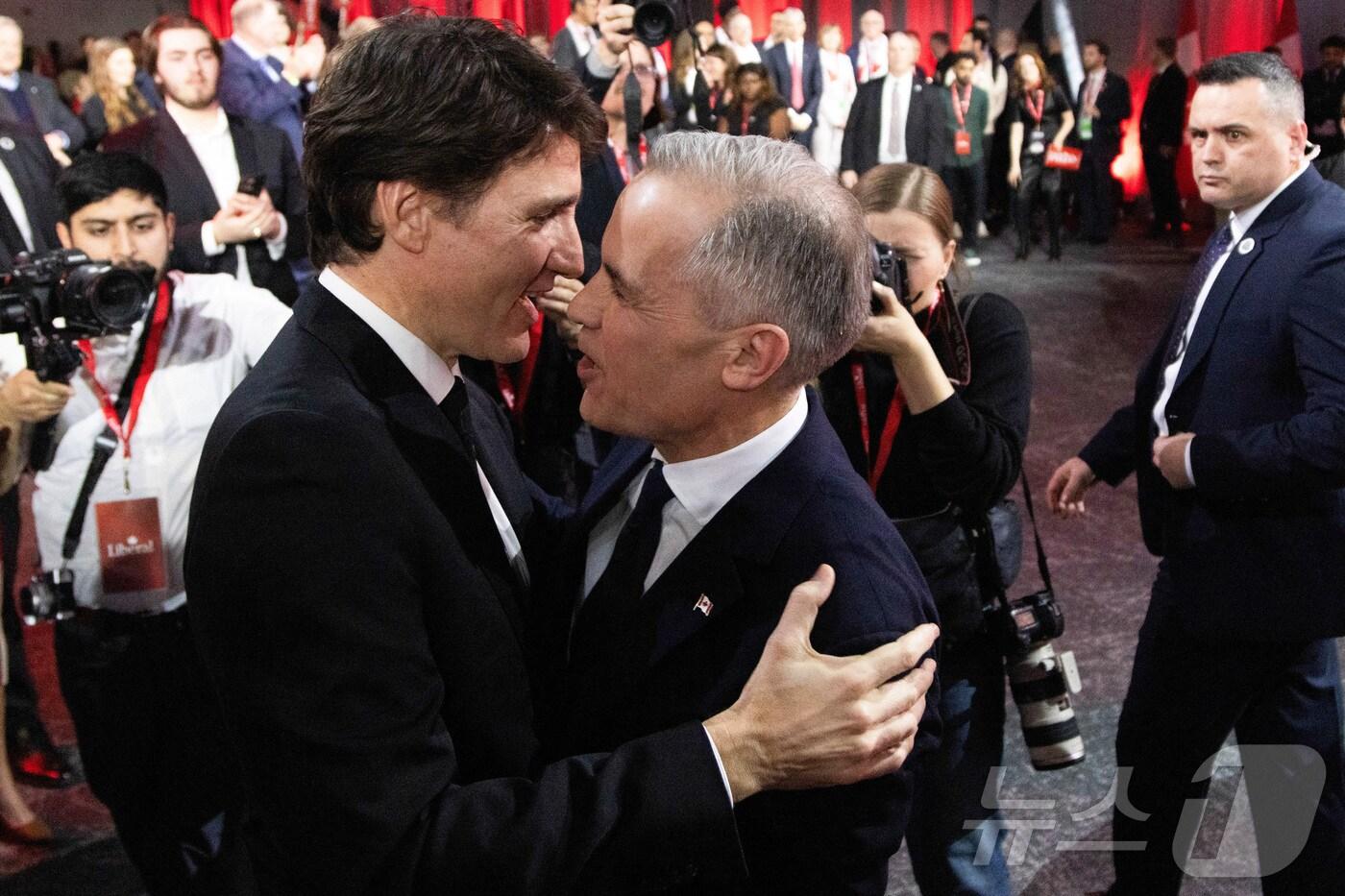 저스틴 트뤼도 캐나다 전 총리(왼쪽)와 마크 카니 자유당 대표. ⓒ 로이터=뉴스1 ⓒ News1 강민경 기자