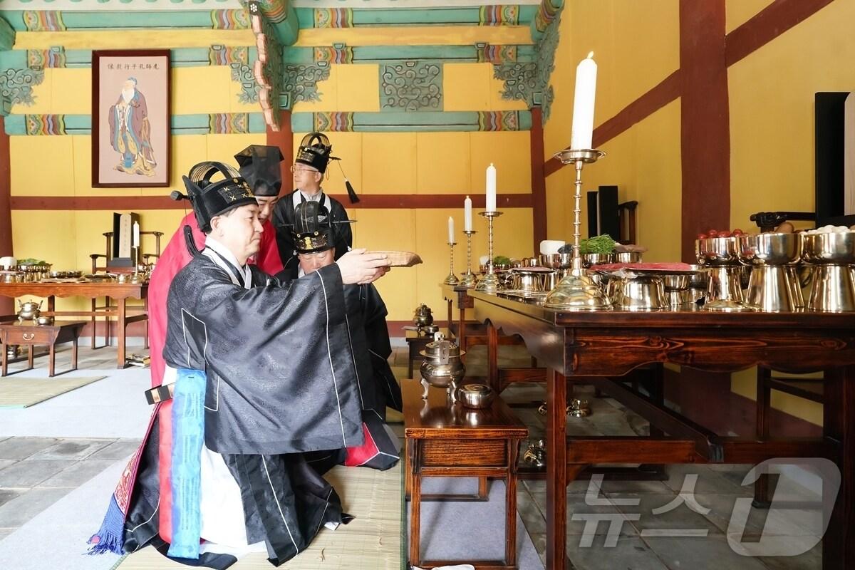 본문 이미지 - 광주향교에서 진행된 춘계 석전대제에서 방세환 시장이 초헌관을 맡아 제례를 봉행하고 있다.(광주시 제공)