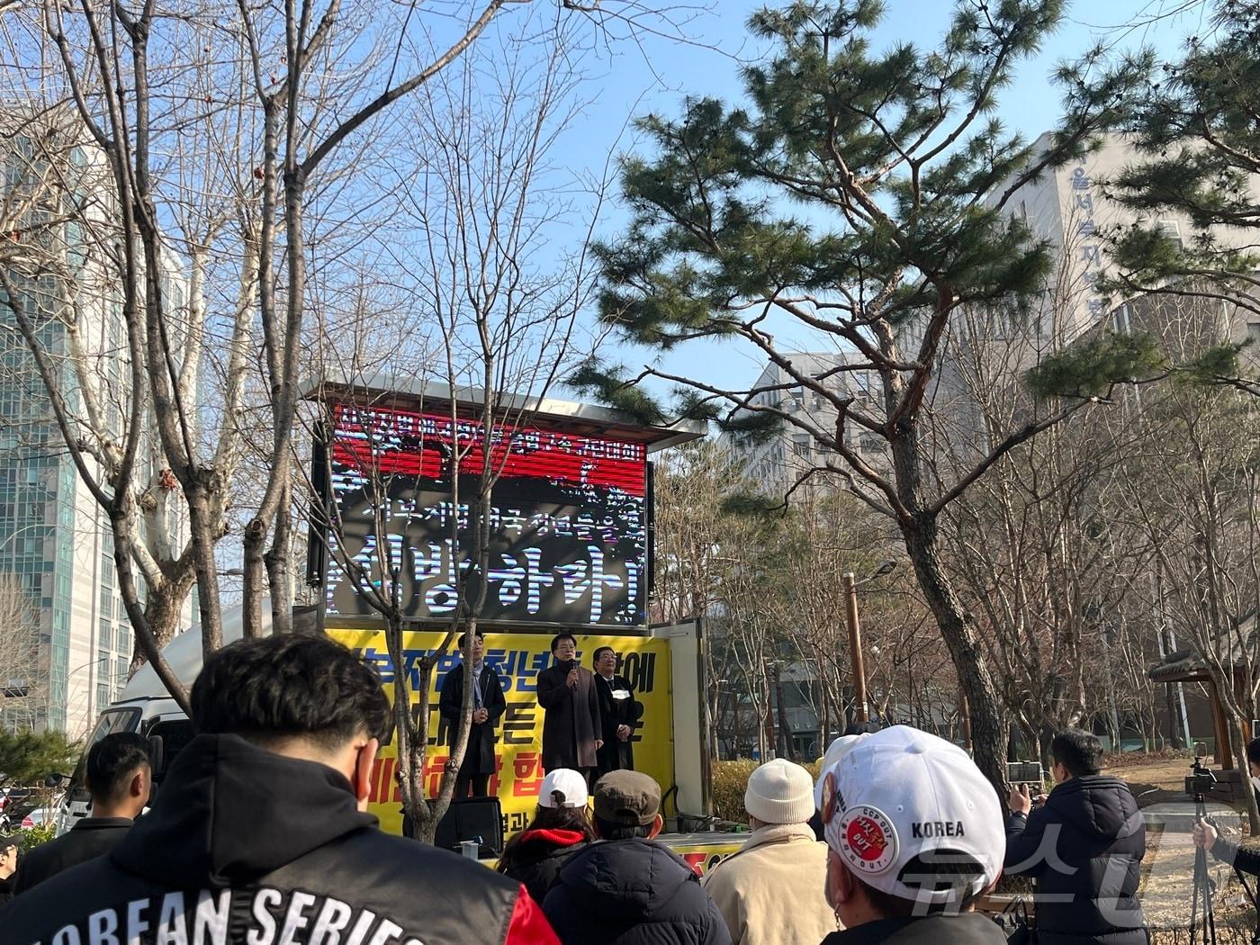 본문 이미지 - 서울서부지법 난동 사태 가담자들의 첫 재판이 예정된 10일 오전 9시쯤 서부지법 인근에서 보수 성향 시민들이 집회를 열고 있다. 2025.03.10/뉴스1 ⓒ 뉴스1 유수연 기자