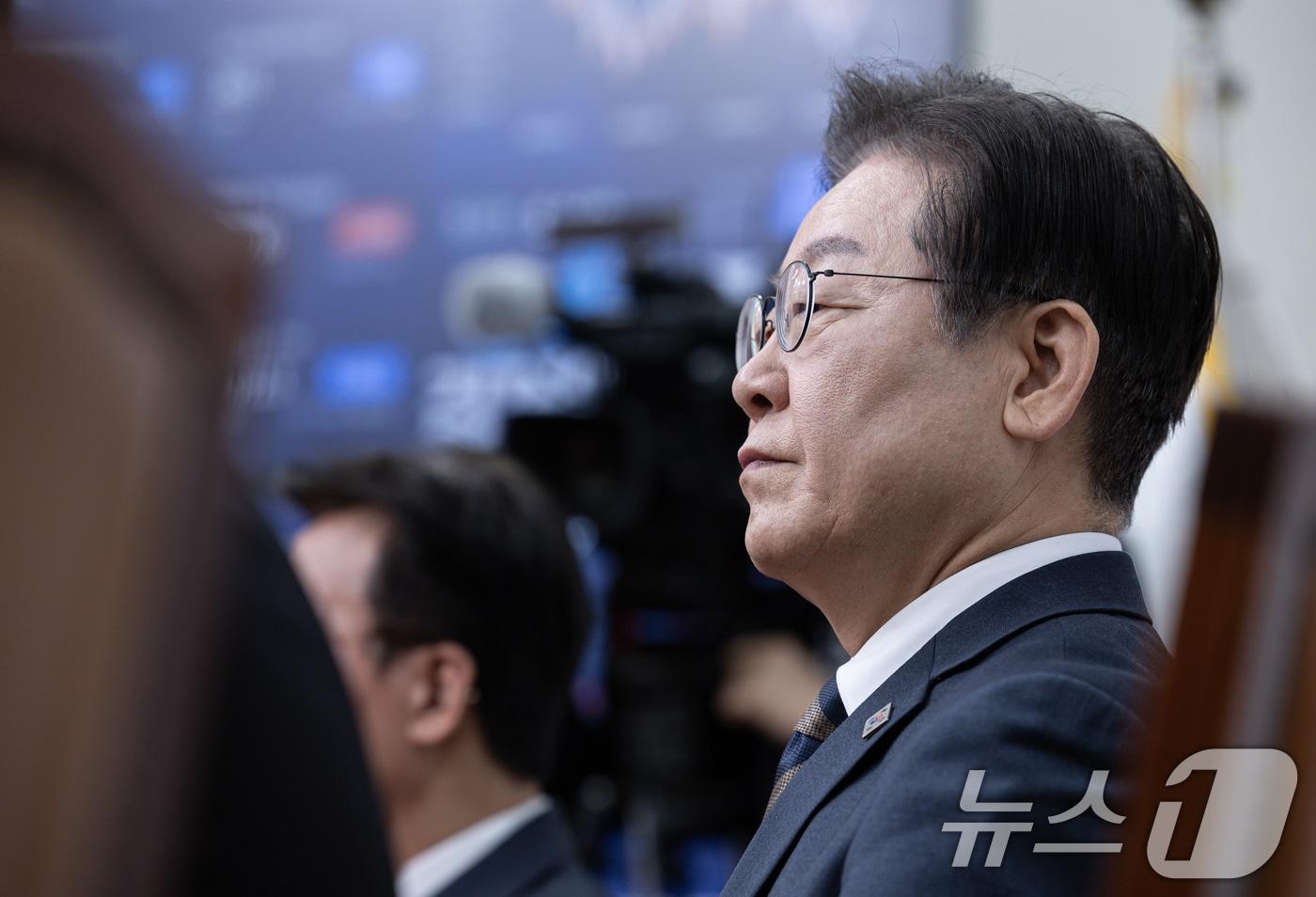 이재명 더불어민주당 대표가 10일 오전 서울 여의도 국회에서 열린 최고위원회의에서 최고의원들의 발언을 들으며 생각에 잠겨 있다. 2025.3.10/뉴스1 ⓒ News1 이재명 기자