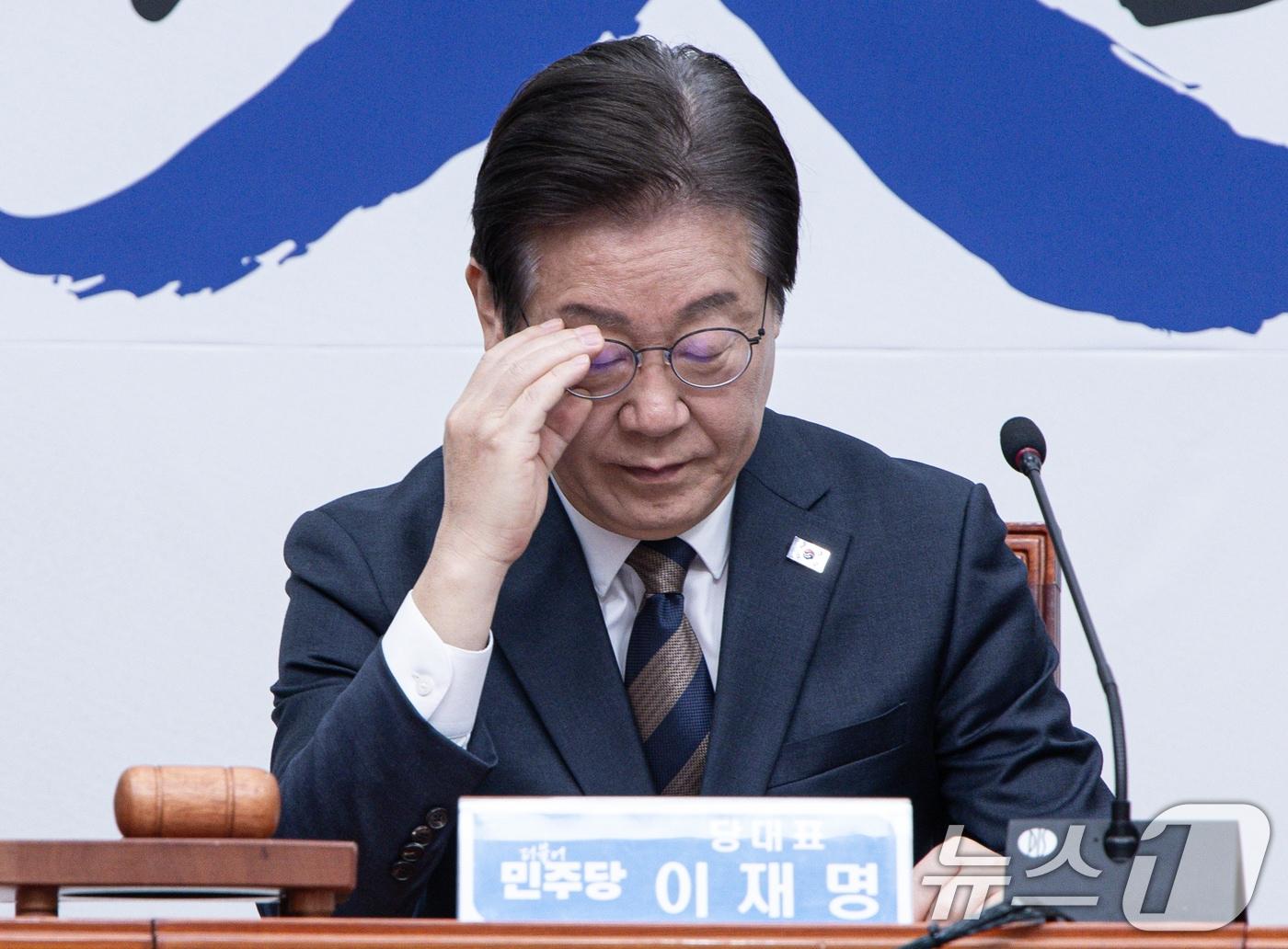 본문 이미지 - 이재명 더불어민주당 대표가 10일 오전 서울 여의도 국회에서 열린 최고위원회의에서 안경을 고쳐쓰고 있다. 2025.3.10/뉴스1 ⓒ News1 이재명 기자