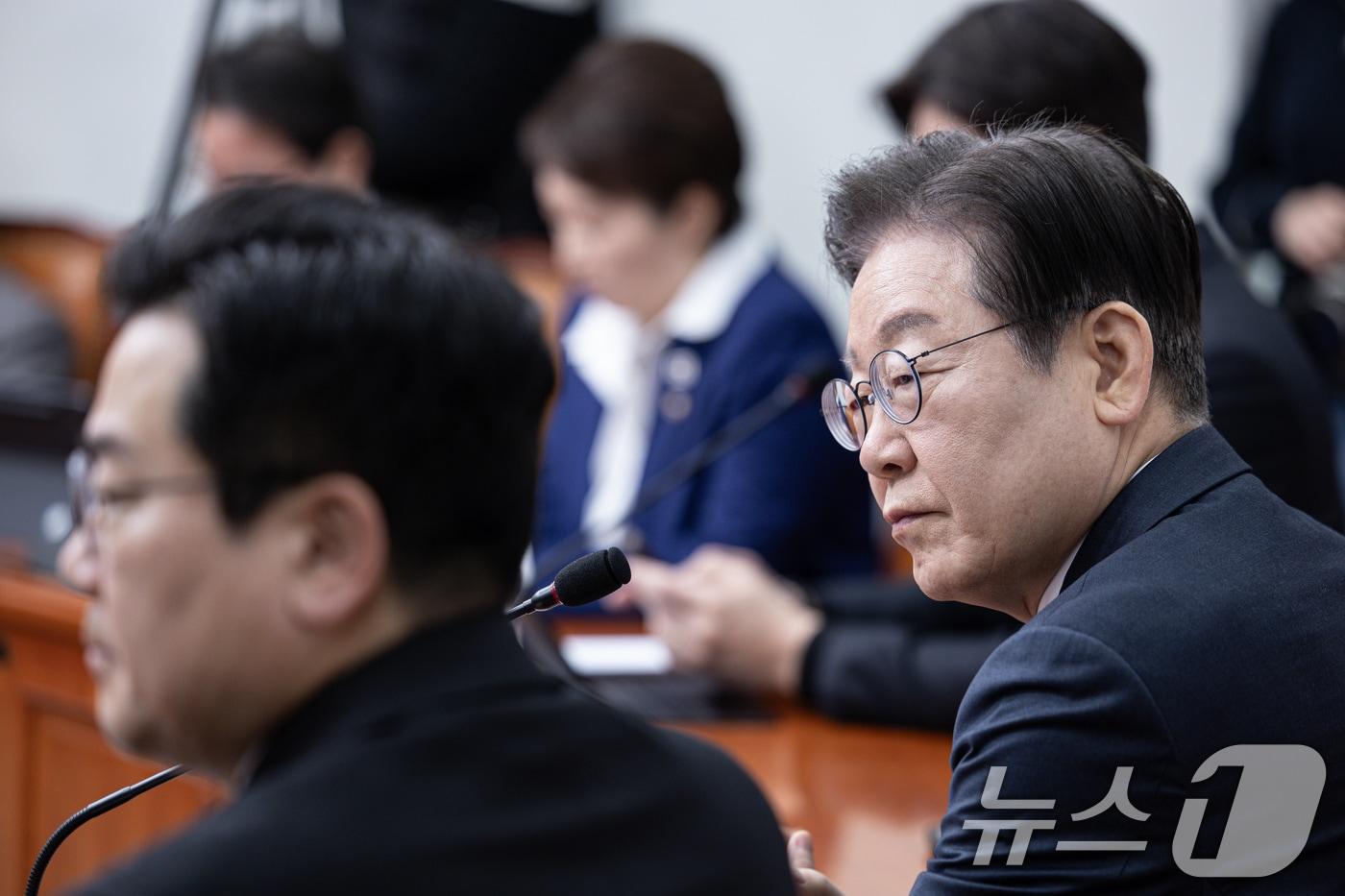 본문 이미지 - 이재명 더불어민주당 대표가 10일 오전 서울 여의도 국회에서 열린 최고위원회의에서 최고위원들의 발언을 듣고 있다. 2025.3.10/뉴스1 ⓒ News1 이재명 기자