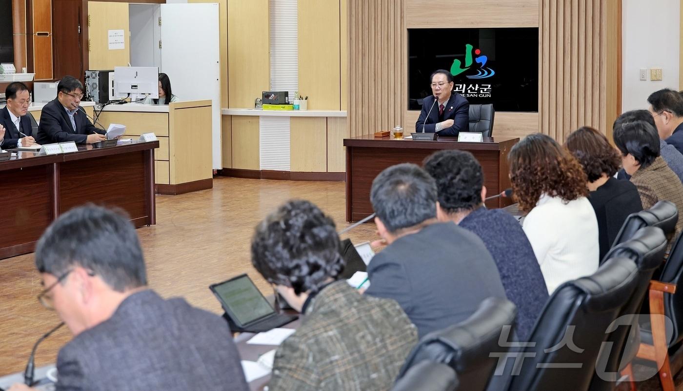 송인헌 괴산군수가 10일 열린 확대간부회의에서 지역경제 활성화와 철저한 영농철 대비를 주문하고 있다. /뉴스1