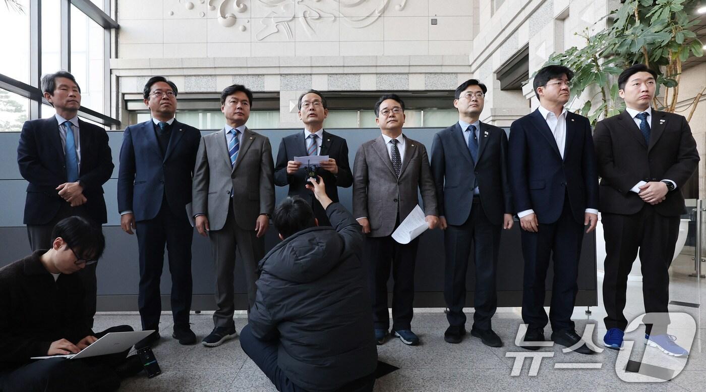 국회 정무위원회 야당 간사를 맡고 있는 강준현 더불어민주당 의원이 10일 서울 여의도 금융감독원을 방문해 국회 정무위원회 소속 민주당 의원들과 함께 삼부토건 주가조작 의혹 사건의 신속한 조사를 촉구하고 있다.  2025.3.10/뉴스1 ⓒ News1 박지혜 기자