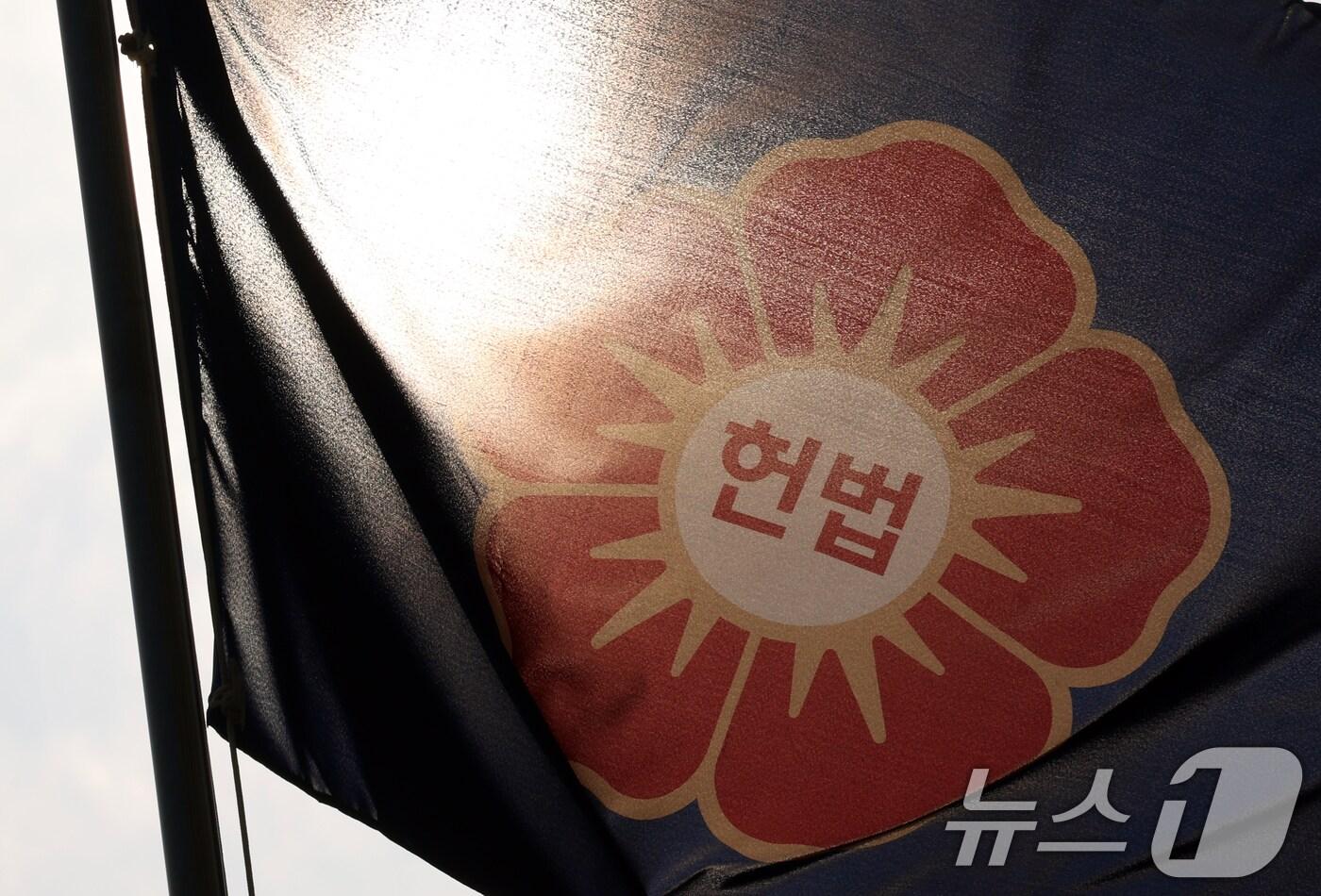 서울 종로구 헌법재판소에서 깃발이 휘날리고 있다. 2025.3.10/뉴스1 ⓒ News1 김명섭 기자