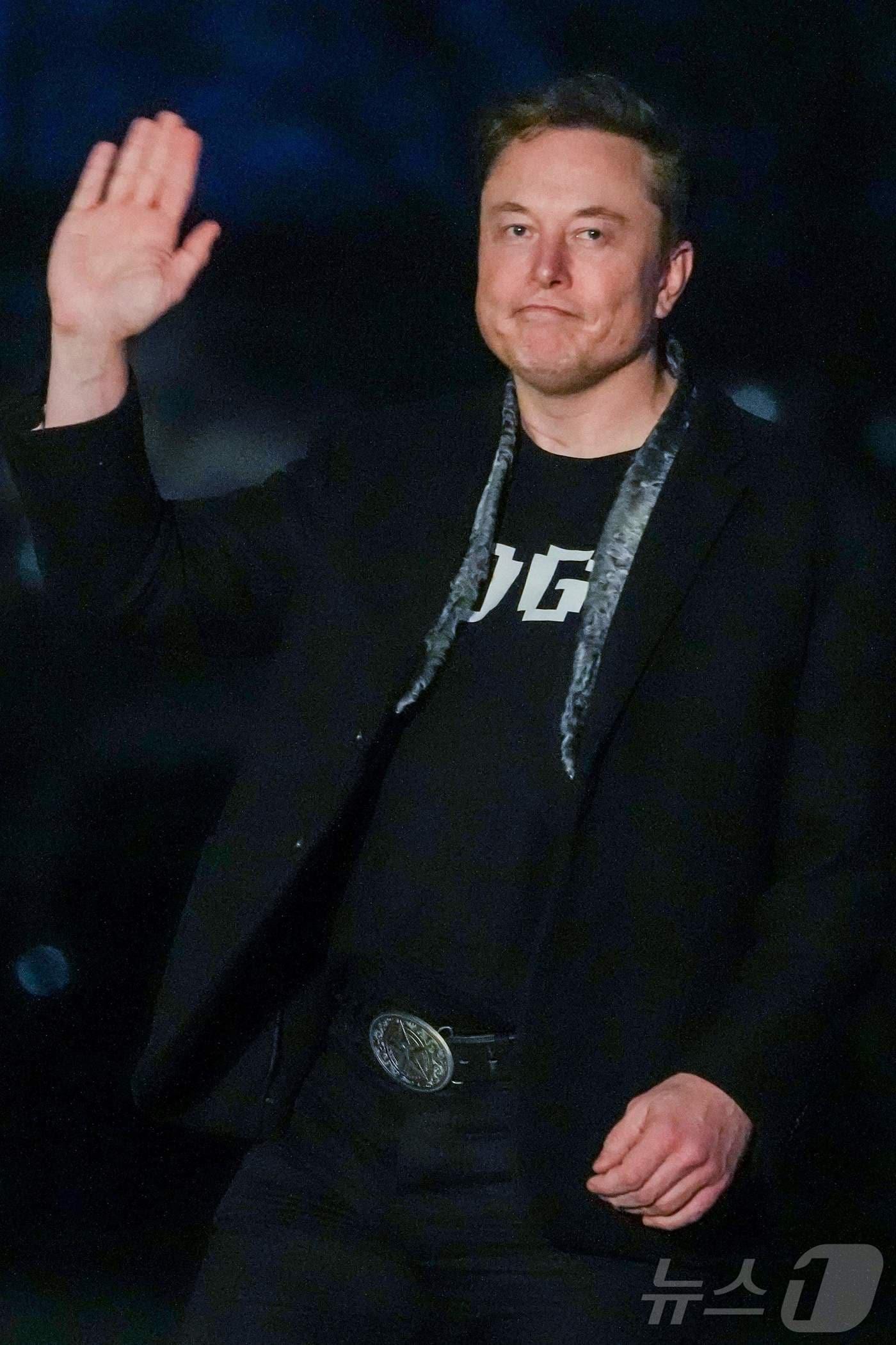 본문 이미지 - 일론 머스크 미국 정부효율부(DOGE) 수장이 9일(현지시간) 도널드 트럼프 대통령과 플로리다에서 주말을 보낸 뒤 워싱턴 백악관에 도착을 하고 있다. 2025.03.10 ⓒ AFP=뉴스1 ⓒ News1 우동명 기자