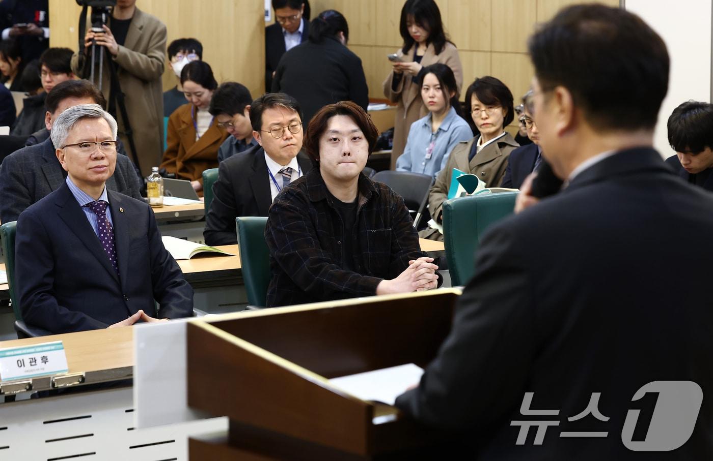 김택우 대한의사협회장&#40;왼쪽부터&#41;과 박단 대한전공의협의회 비상대책위원장이 10일 오전 서울 여의도 국회 의원회관에서 열린 &#39;의료현장 정상화를 위한 정책 토론회&#39;에서 우원식 국회의장의 인사말을 듣고 있다. 2025.3.10/뉴스1 ⓒ News1 김민지 기자