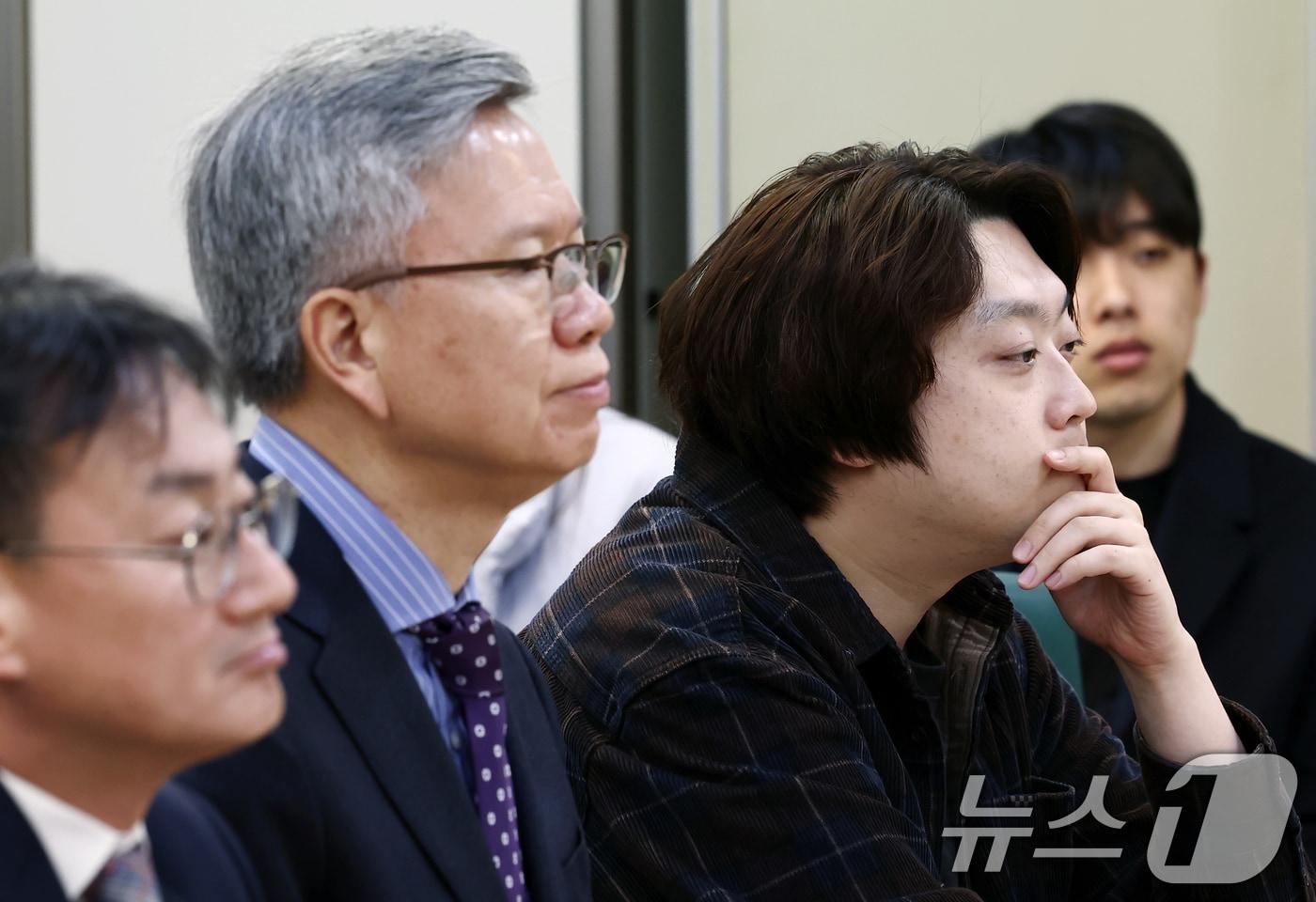 박단 대한전공의협의회 비상대책위원장(오른쪽부터)과 김택우 대한의사협회이 10일 오전 서울 여의도 국회 의원회관에서 열린 '의료현장 정상화를 위한 정책 토론회'에서 전공의 발언을 듣고 있다. 2025.3.10/뉴스1 ⓒ News1 김민지 기자