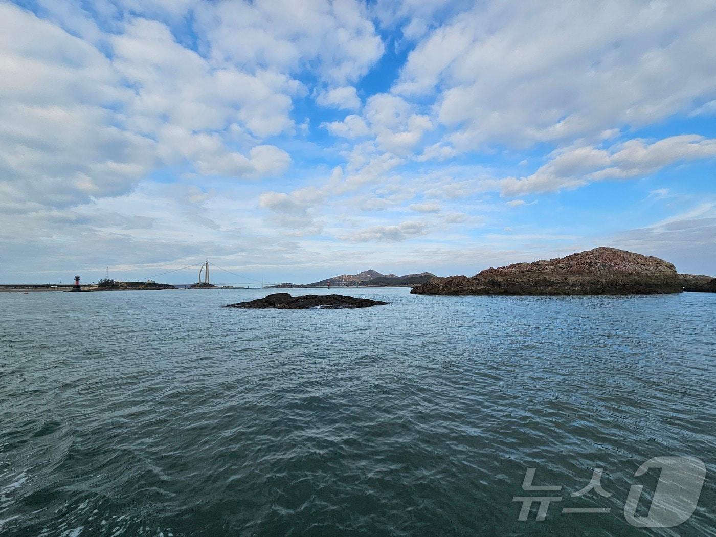 본문 이미지 - 전북자치도 군산시 옥도면 무녀도 앞 해상 암초에 등표가 설치된다.(군산해수청 제공, 재판매 및 DB 금지)