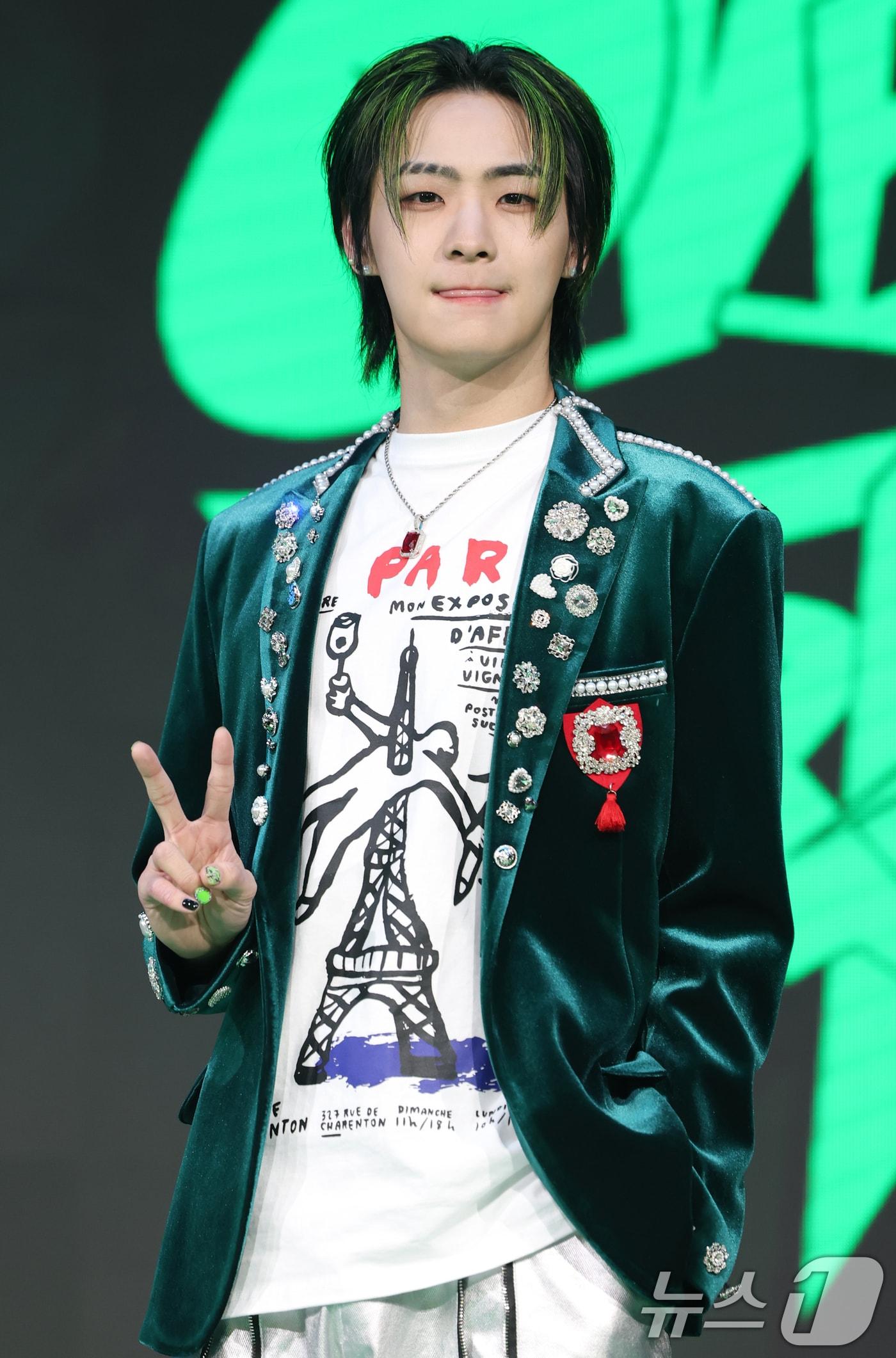 본문 이미지 - 그룹 엔티엑스(NTX)의 형진(왼쪽부터) 로현이 10일 서울 마포구 쇼킹케이팝센터에서 진행된 두 번째 정규 앨범 '오버 트랙(OVER TRACK)' 발매 쇼케이스에서 포즈를 취하고 있다. 2025.3.10/뉴스1 ⓒ News1 권현진 기자