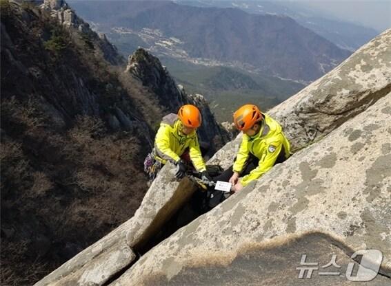 본문 이미지 - 국립공원공단 관계자들이 북한산 인수봉 암벽장에서 안전점검을 하고 있다. (국립공원공단 제공)
