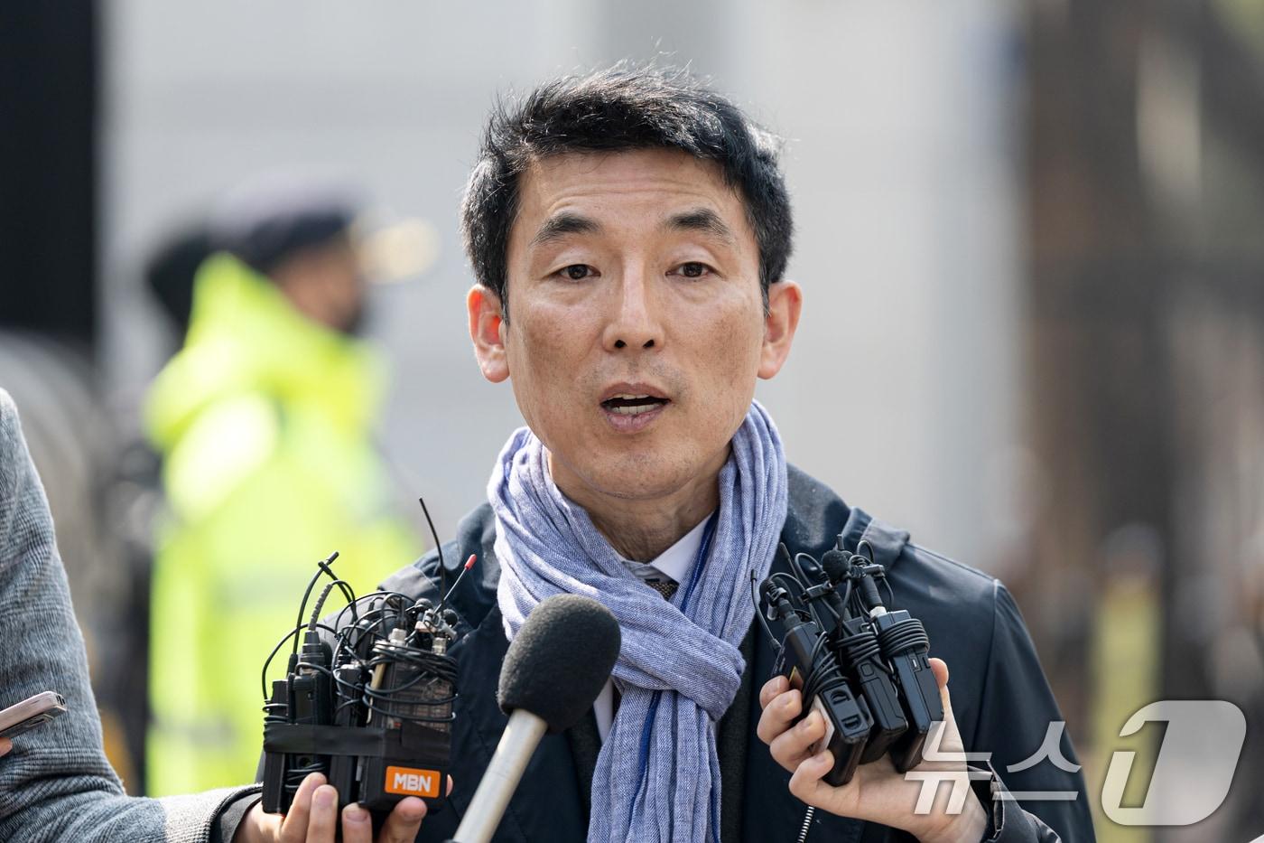 &#39;서부지법 난동 사태&#39; 가담자들의 첫 재판일인 10일 오전 서울 마포구 서울지방법원 앞에서 가담자 측 이하상 변호사가 오전 재판을 마치고 입장을 밝히고 있다. 2025.3.10/뉴스1 ⓒ News1 이승배 기자