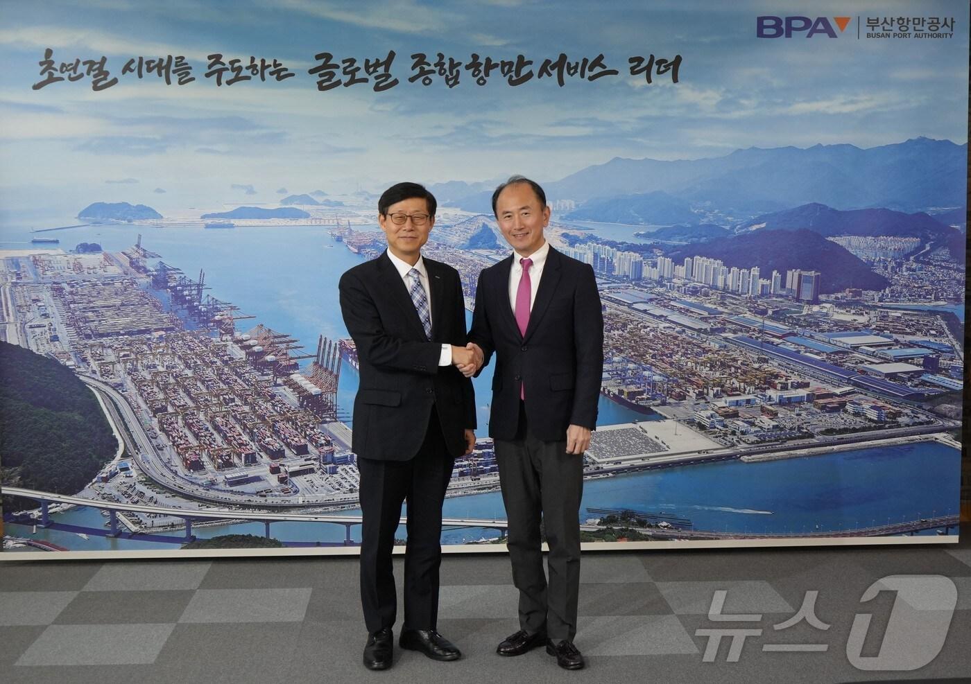 송상근 부산항만공사 사장(왼쪽부터)과 히로키 츠지 ONE 부사장(BPA제공. 재판매 및 DB 금지)