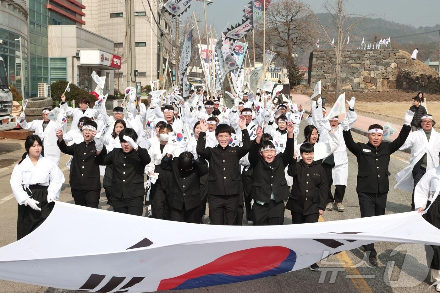 10일 면천지역 학생들이 면천공립보통학교 3.10학생독립만세운동을 재연하고 있다. &#40;당진시 제공. 재판매 및 DB금지&#41; /뉴스1