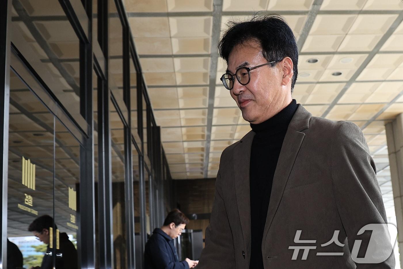 강철원 전 서울시 정무부시장이 10일 오후 서울 서초구 서초동 서울중앙지방검찰청 명태균 의혹 전담수사팀에 참고인 및 고소인 자격으로 출석하고 있다. 검찰은 2021년 4·7 서울시장 보궐선거 당시 명태균 씨가 실소유한 미래한국연구소가 오세훈 서울시장과 관련한 비공표 여론조사를 13차례 진행하고, 그 비용 3300만 원이 강혜경 전 부소장의 개인 계좌로 송금됐다는 의혹을 수사 중이다. 2025.3.10/뉴스1 ⓒ News1 박정호 기자