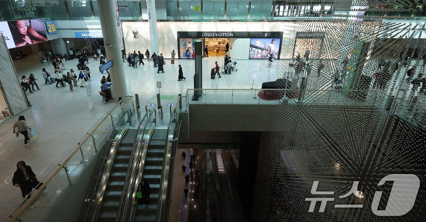 인천국제공항 제1터미널 면세점에서 관광객들이 쇼핑을 하고 있다. 국내 면세점 업황이 계엄 정국과 고환율, 경기 침체로 인해 부진을 이어가고 있다. 2025.3.10/뉴스1 ⓒ News1 김진환 기자
