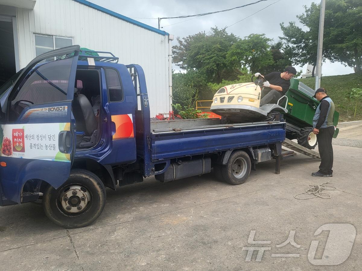 본문 이미지 - 예산농업기술센터가 임대 농업기계를 운반하고 있다. (예산농기센터 제공. 재판매 및 DB금지) /뉴스1