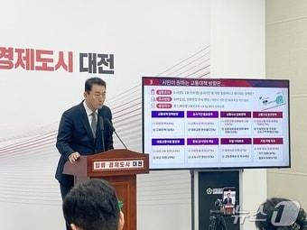 본문 이미지 - 남시덕 대전시 교통국장이 10일 도시철도 2호선 수소 트램 착공에 따른 교통대책을 설명하고 있다./뉴스1 ⓒ News1 김경훈 기자