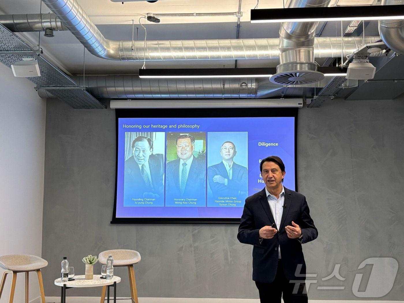 본문 이미지 - 호세 무뇨스 현대차 최고경영자(CEO)는 지난 6일(현지시간) 영국에서 유럽 권역법인(HME) 타운홀 미팅을 개최했다.(현대차그룹 SNS 갈무리) 