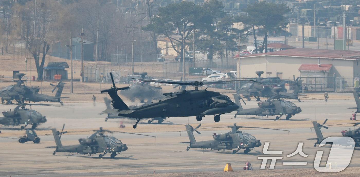 지난 3월 10일 경기 평택시 팽성읍 주한미군기지 캠프 험프리스에 UH-60 블랙호크 헬기가 이륙하고 있다. 2025.3.10/뉴스1 ⓒ News1 김영운 기자