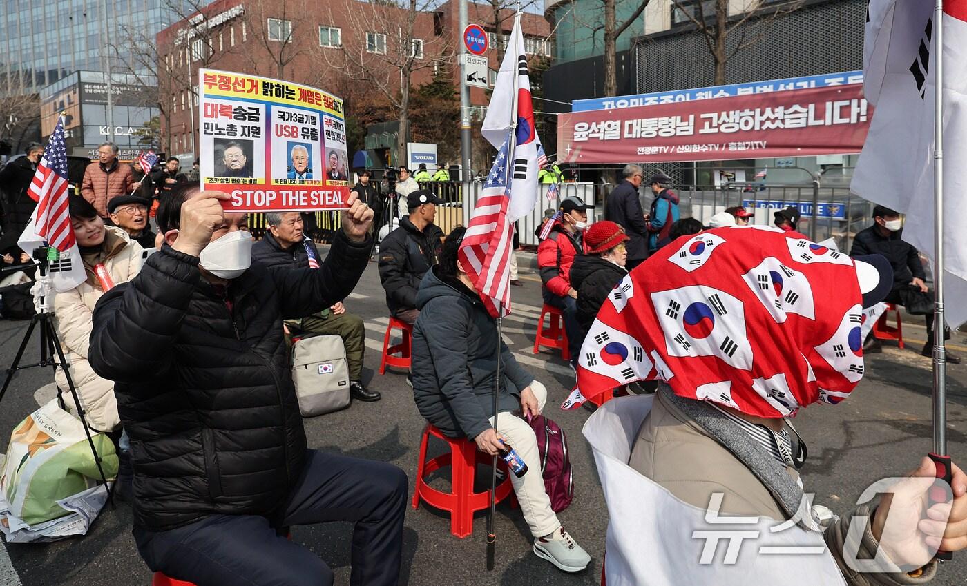 본문 이미지 - 10일 서울 용산구 한남동 대통령 관저 앞에서 열린 집회에서 윤석열 대통령 지지자들이 탄핵 기각을 촉구하고 있다. 윤석열 대통령은 석방 이후 별다른 공개 활동 없이 사흘째 관저에 머물고 있다. 2025.3.10/뉴스1 ⓒ News1 박지혜 기자