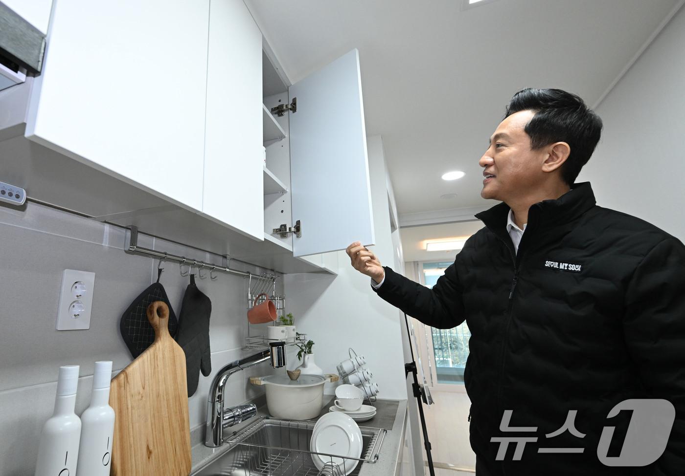 오세훈 서울시장이 10일 오후 서울 서대문구 홍제동 노후임대주택 품질개선 시범사업 현장인 유원하나아파트를 찾아 리모델링된 세대를 둘러보고 있다. (공동취재) 2025.3.10/뉴스1 ⓒ News1 민경석 기자