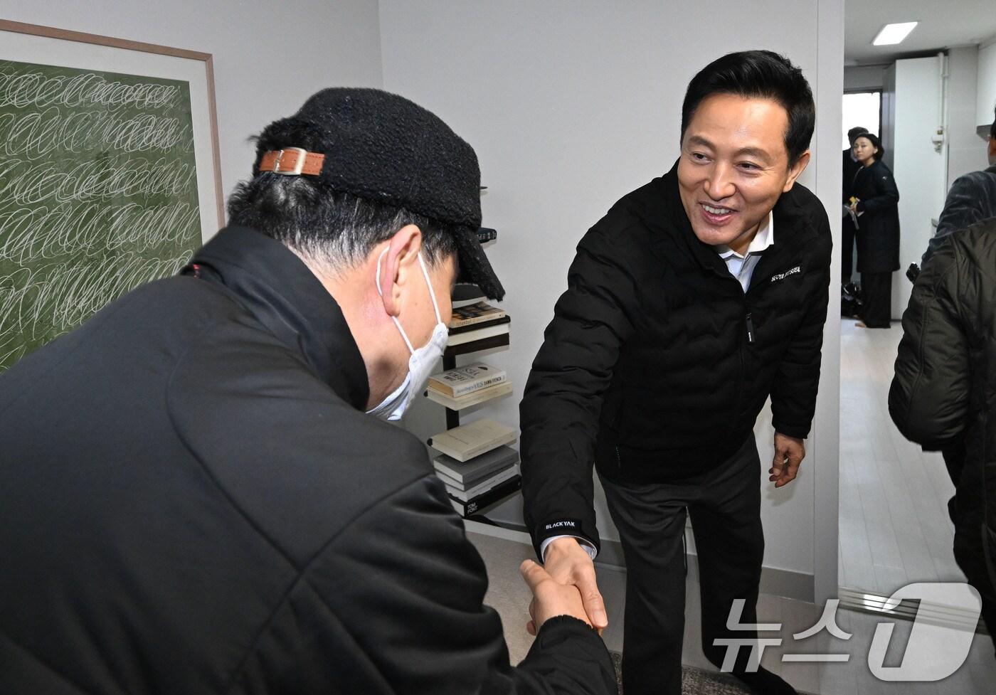 오세훈 서울시장이 10일 오후 서울 서대문구 홍제동 노후임대주택 품질개선 시범사업 현장인 유원하나아파트를 찾아 재입주민과 악수를 나누고 있다. (공동취재) 2025.3.10/뉴스1 ⓒ News1 민경석 기자