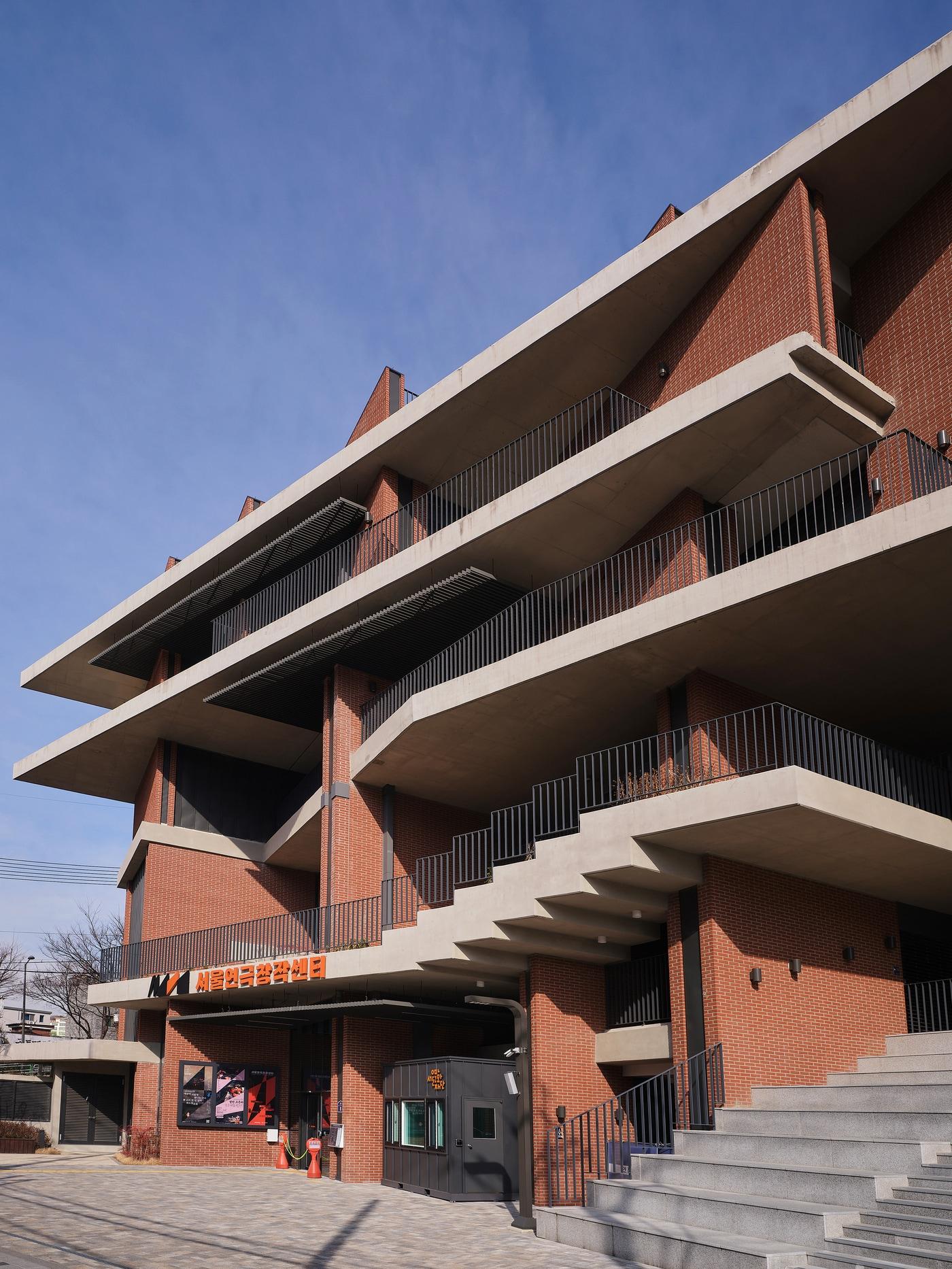 본문 이미지 - 서울연극창작센터 외부 전경 &#40;c&#41;Studio Kenn&#40;서울문화재단 제공&#41;