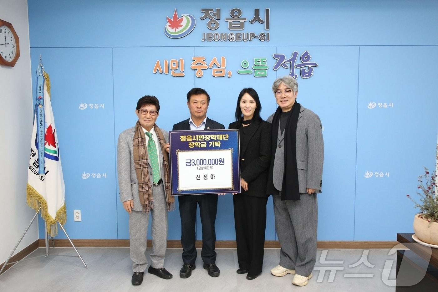 본문 이미지 - '신관철류 수건춤' 이수자인 신정아 씨(왼쪽 세번째)가 대통령상 수상금을 지역 인재를 위해 기탁했다.(정읍시 제공. 재판매 및 DB금지) 