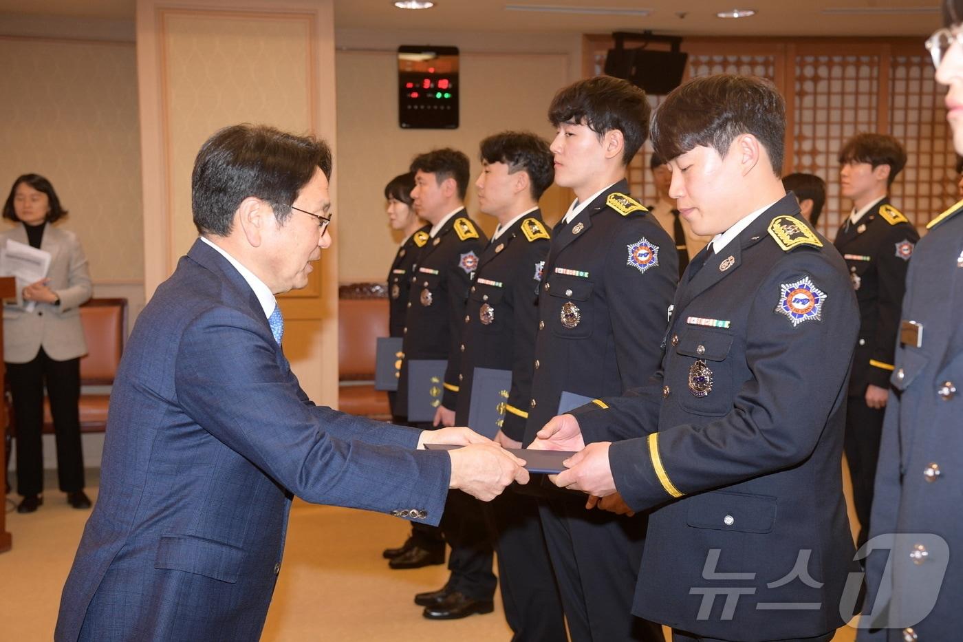 강기정 광주시장이 10일 오후 시청 비즈니스룸에서 신규 임용 소방공무원에게 임명장을 수여하고 있다.(광주시 제공. 재판매 및 DB 금지) 2025.3.10/뉴스1 