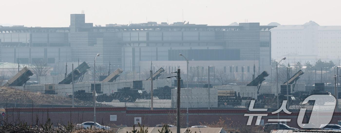 10일 오후 경기 평택시 팽성읍 주한미군기지 캠프 험프리스에 패트리어트&#40;PAC-3&#41; 미사일이 배치되어 있다. 합동참모본부에 따르면, 우리 군은 이날 오후 1시 50분경 북한 황해도 내륙에서 서해상으로 발사된 미상 탄도미사일 수 발을 포착했다. 2025.3.10/뉴스1 ⓒ News1 김영운 기자 &lt;자료사진&gt;