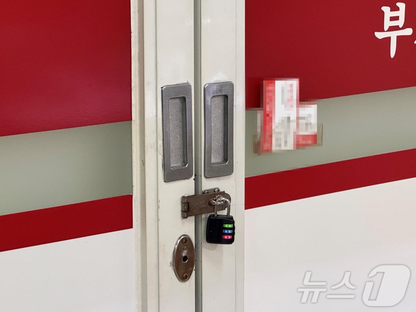 본문 이미지 - 10일 방문한 잠실주공 5단지 인근의 한 부동산. 이날 잠실주공 5단지 인근의 공인중개사무소들은 대부분 단속을 피해 휴업에 들어갔다. 2025.3.10/뉴스1 ⓒ News1 윤주현 기자