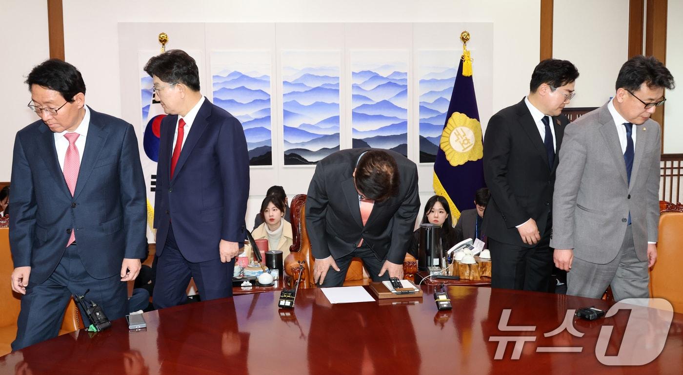 본문 이미지 - 우원식 국회의장과 권성동 국민의힘 원내대표, 박찬대 더불어민주당 원내대표가 10일 서울 여의도 국회 의장실에서 열린 국회의장 주재 국정협의회에 앞서 기념촬영을 마친 후 자리로 향하고 있다. (공동취재) 2025.3.10/뉴스1 ⓒ News1 이재명 기자