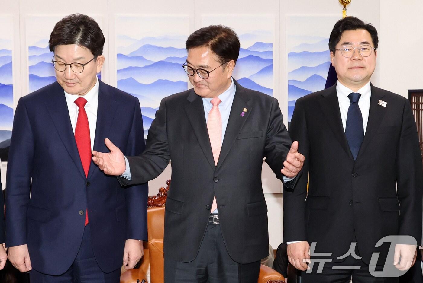 우원식 국회의장과 권성동 국민의힘 원내대표, 박찬대 더불어민주당 원내대표가 10일 서울 여의도 국회 의장실에서 열린 국회의장 주재 국정협의회에 앞서 기념촬영을 하고 있다. (공동취재) 2025.3.10/뉴스1 ⓒ News1 이재명 기자