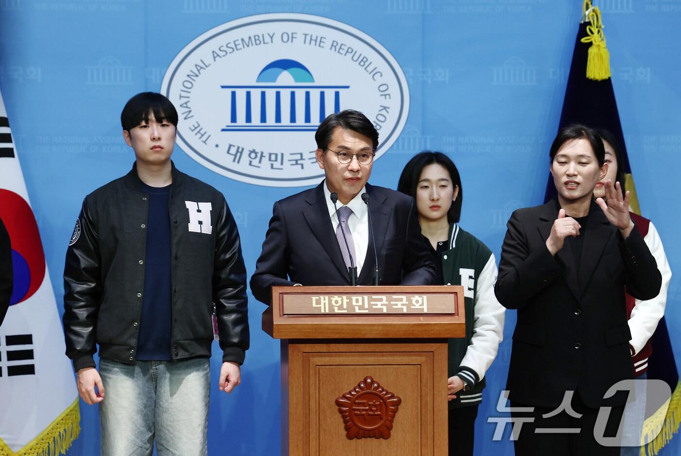 윤상현 국민의힘 의원과 윤석열 대통령 탄핵을 반대하는 대학생들이 10일 오후 서울 여의도 국회 소통관에서 한국대학생진보연합의 탄핵 찬성 활동을 규탄하는 기자회견을 하고 있다. 2025.3.10/뉴스1 ⓒ News1 김민지 기자