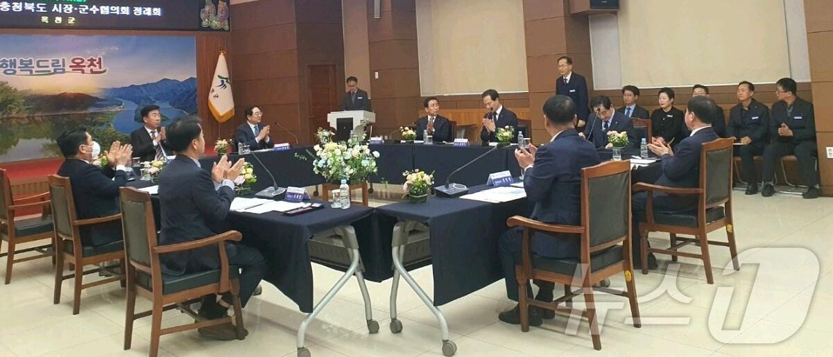 본문 이미지 - 10일 옥천군청 대회의실에서 충북시장·군수협의회가 열리고 있다. /뉴스1