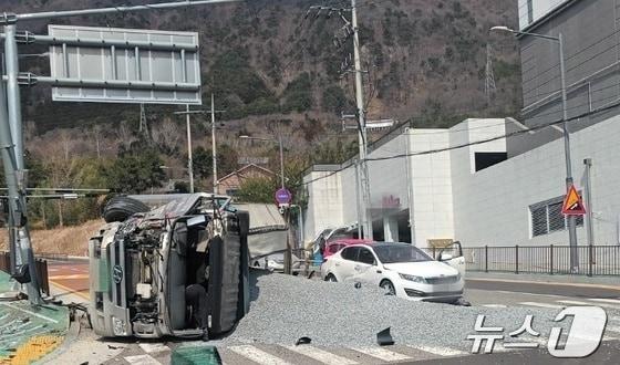 본문 이미지 - 지난 8일 오후 1시20분쯤 경화IC에서 새마을사거리 방향으로 내리막길을 달리던 25톤 덤프트럭이 중심을 잃고 옆으로 넘어졌다. 사고 현장모습. &#40;독자 제공. 재판매 및 DB금지&#41; 뉴스1
