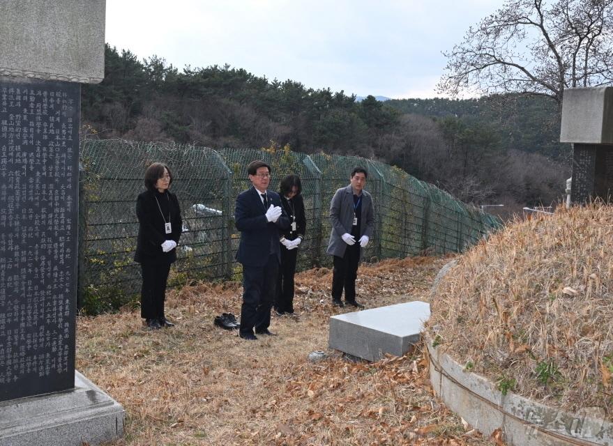 본문 이미지 - 정종복 기장군수와 관계 공무원이 10일 기장 출신 독립유공자 박영출 선생의 묘소를 찾아 참배하고 있다.(기장군청 제공.재판매 및 DB 금지)
