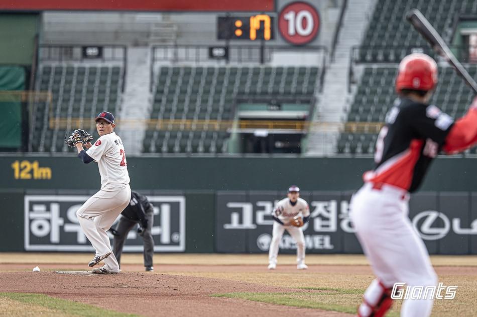 본문 이미지 - 올해 프로야구 시범경기에서는 피치클록이 정식 도입됐다. (롯데 자이언츠 제공)