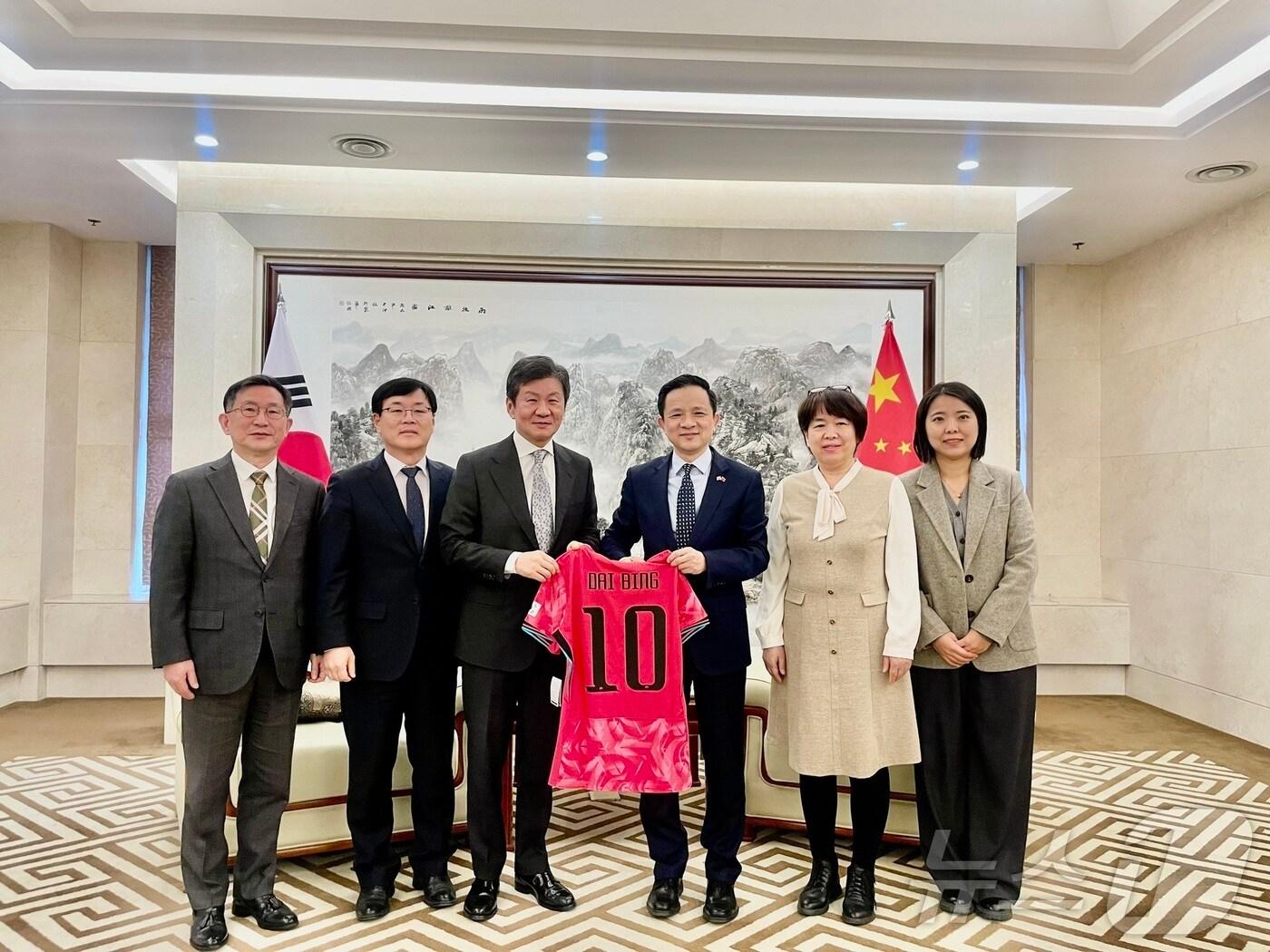 본문 이미지 -  왼쪽부터 정경구 HDC현대산업개발 대표, 김회언 HDC 대표, 정몽규 HDC그룹 회장, 다이빙 주한 중국대사&#40;HDC그룹 제공&#41;