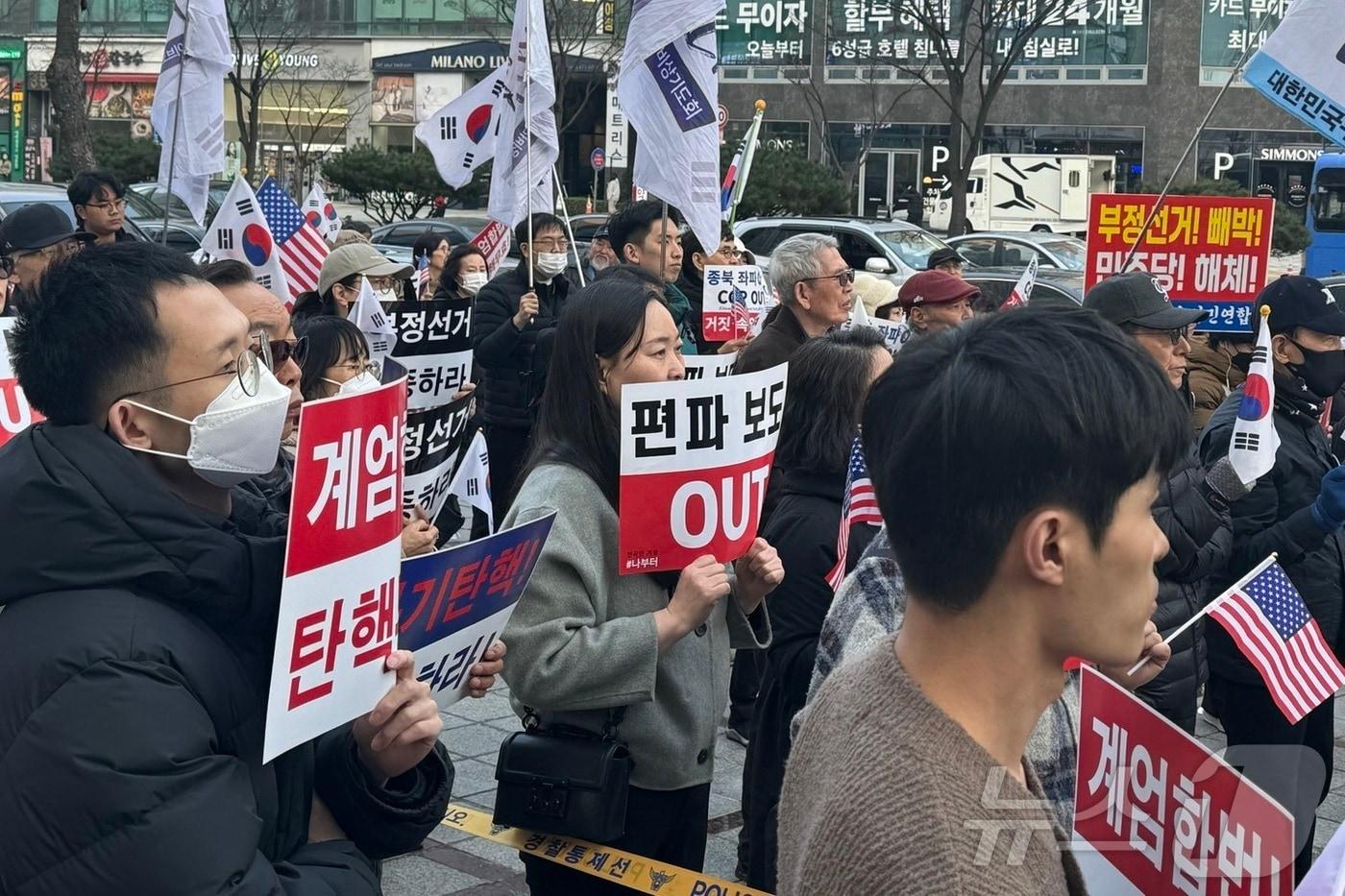  대전대학연합은 이날 오후 5시 둔산로 갤러리아 백화점 일대에서 ‘윤석열 대통령 탄핵반대 집회’를 열었다. 2025. 3. 10. /뉴스1 ⓒ News1 양상인 기자