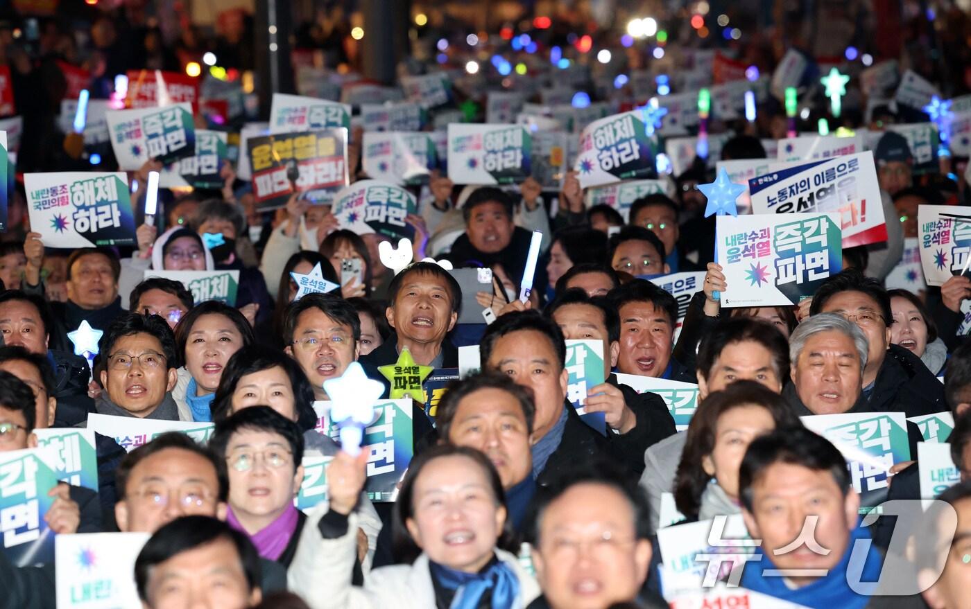 10일 오후 서울 종로구 광화문 동십자각에서 열린 윤석열 대통령 파면 촉구 집회에서 참석자들이 구호를 외치고 있다. 2025.3.10/뉴스1 ⓒ News1 박세연 기자