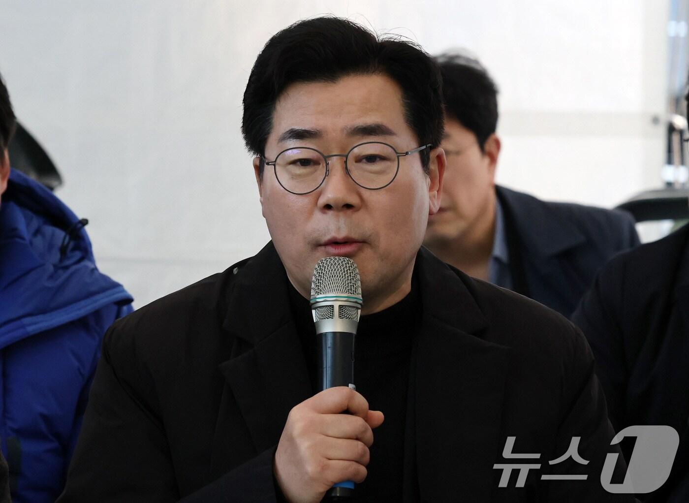 본문 이미지 - 박찬대 더불어민주당 원내대표가 10일 서울 종로구 경복궁역 인근에서 열린 ‘윤석열 파면, 내란 종식을 위한 비상행동 정당 연석회의’에 참석해 발언하고 있다. 2025.3.10/뉴스1 ⓒ News1 박세연 기자