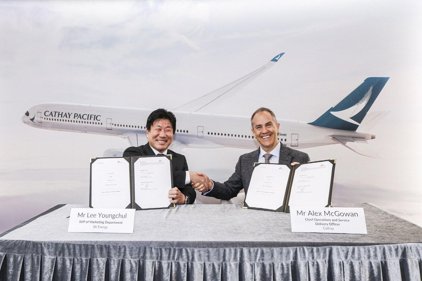 이영철 SK에너지 마케팅본부장(왼쪽)과 알렉스 맥고완 캐세이퍼시픽항공 운영 및 서비스 제공 최고 책임자(오른쪽)가 공급계약을 체결하는 모습(SK이노 제공)