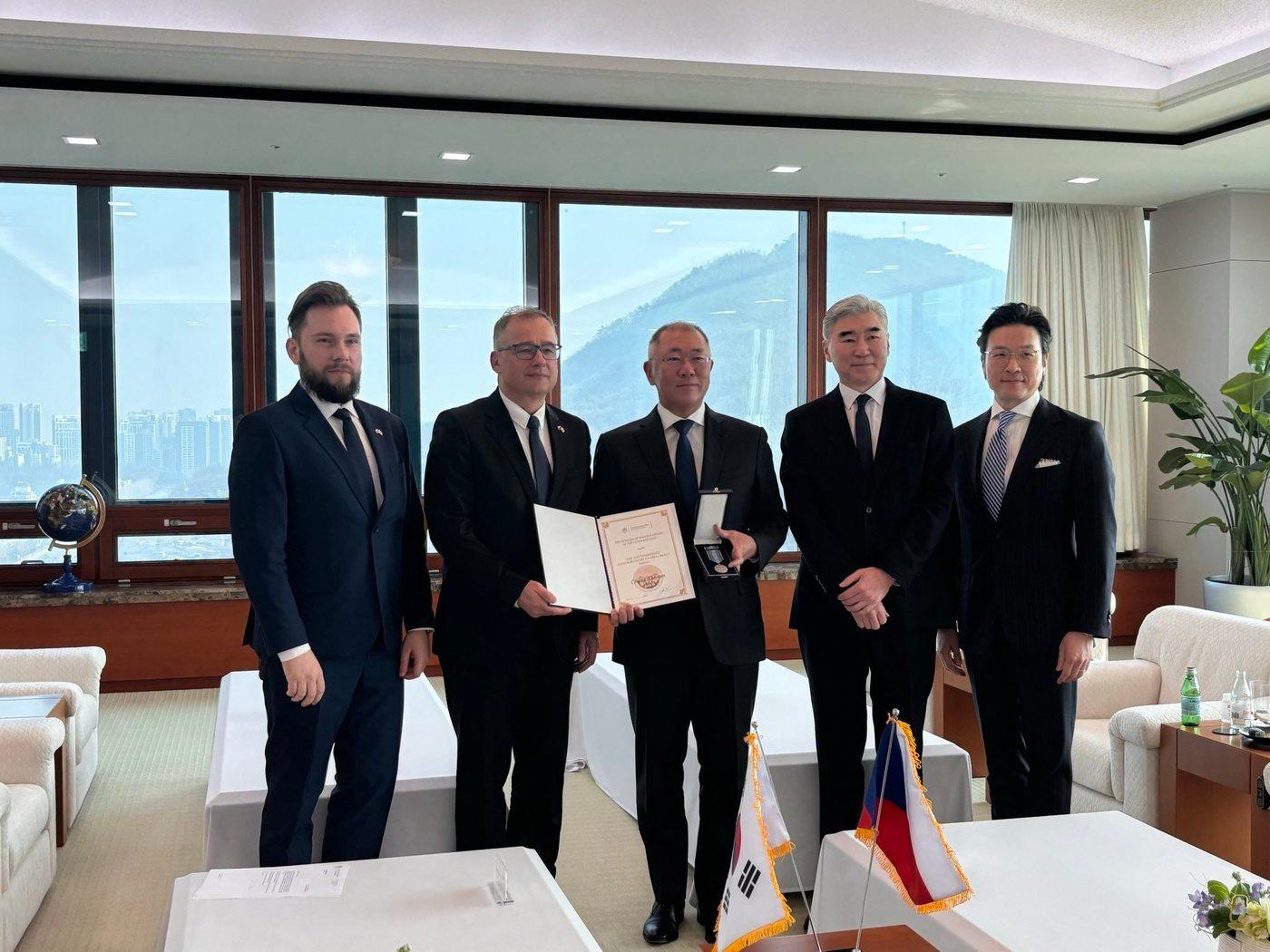 본문 이미지 - 정의선 현대자동차그룹 회장이 10일 서울 양재동 현대차그룹 본사에서 이반 얀차렉 주한 체코 대사로부터 외교 훈장을 받은 뒤 기념 사진을 촬영한 모습(얀차렉 대사 소셜미디어 엑스(X) '@IvanJancarek' 갈무리). 2025.03.10.