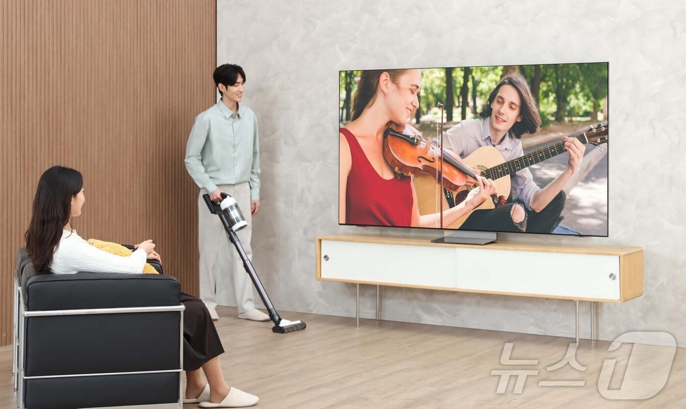삼성전자 모델이 2025년형 AI TV 신제품 'Neo QLED 8K'(85QNF990)'를 시청하고 있다(삼성전자 제공)