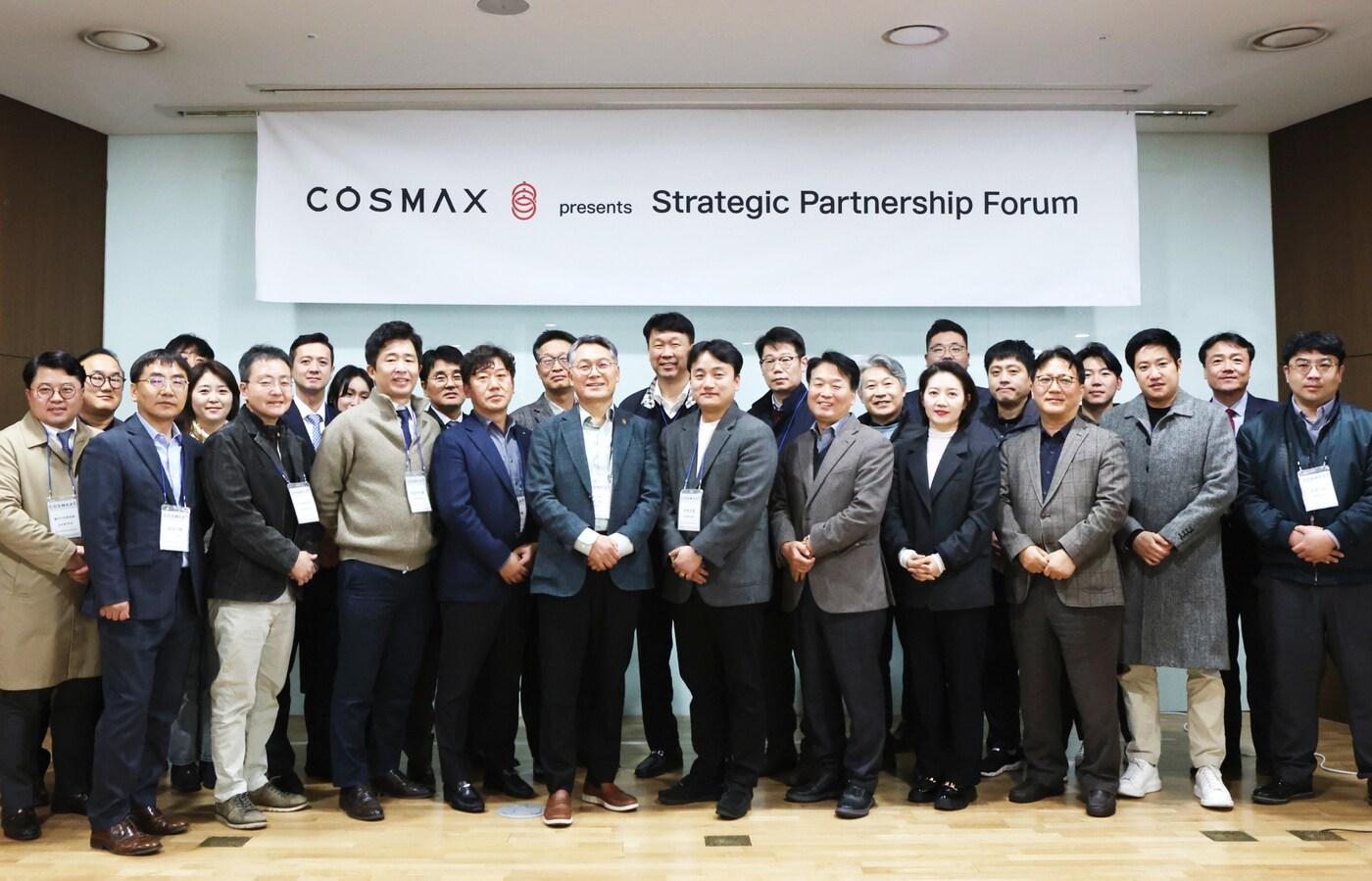 지난 10일 경기도 성남시 코스맥스 판교사옥에서 열린 ‘2025 전략 협력사 간담회’에서 최경 코스맥스 부회장(앞줄 왼쪽에서 여섯번째)을 비롯한 주요 참석자들이 기념사진을 찍고 있다.(코스맥스제공)