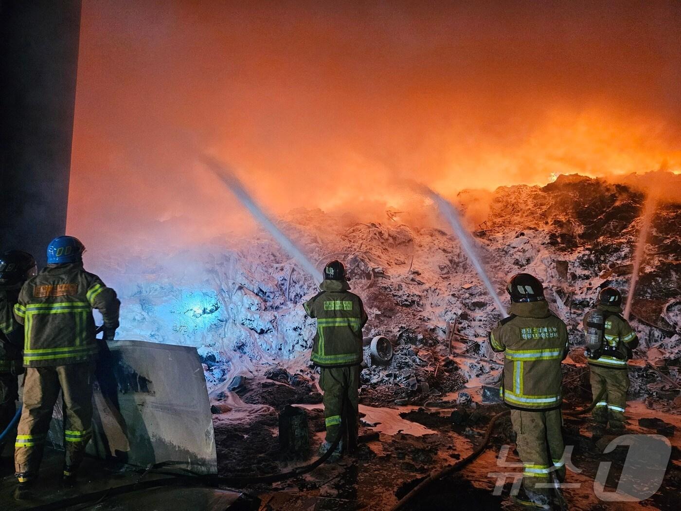 본문 이미지 - 10일 김해시 한림면 명동리의 한 자원순환시설에서 불이 나 소방관들이 진화에 나서고 있다.(경남소방본부 제공. 재판매 및 DB금지)