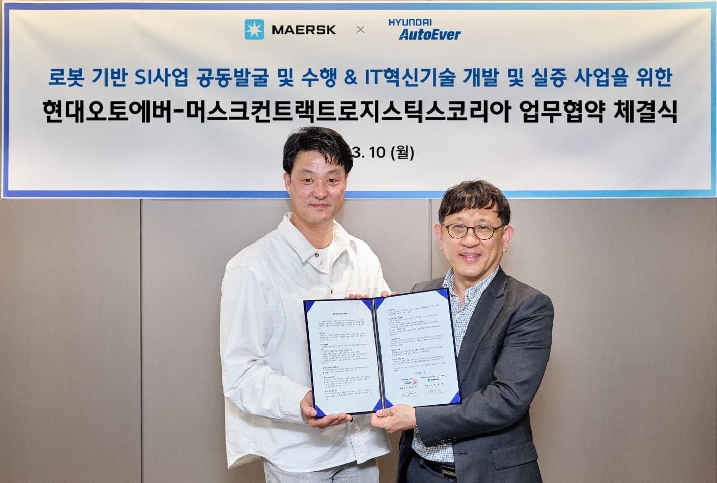 본문 이미지 - 장연세 현대오토에버 SDx사업부장 상무(오른쪽)가 최동억 머스크 컨트랙트 로지스틱스(MCL) 코리아 대표와 10일 서울 강남구 MCL 코리아 본사에서 물류 지능화 시스템 구축을 위한 업무협약(MOU)을 체결한 뒤 기념사진을 촬영했다(현대오토에버 제공). 2025.03.10.